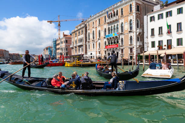 гондольер в венеции, италия - gondola venice italy canal sailor стоковые фото и изображения