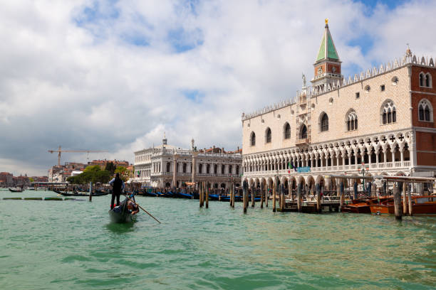 гондольер в венеции, италия - gondola venice italy canal sailor стоковые фото и из�ображения