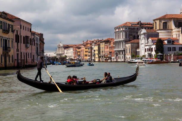 전형적인 베니스 뷰, 이탈리아 - gondola venice italy canal sailor 뉴스 사진 이미지