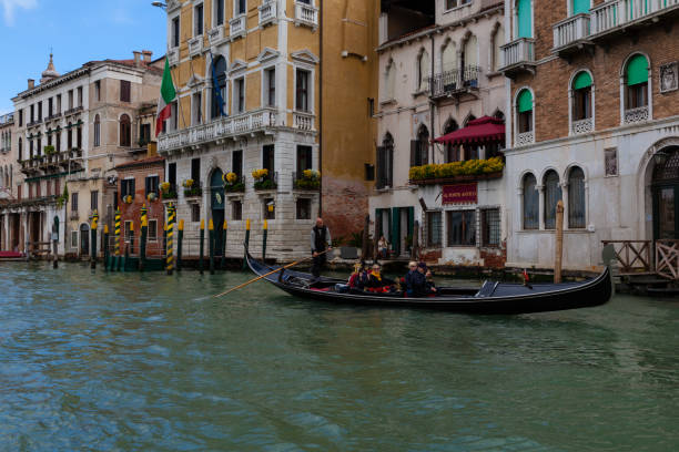 전형적인 베니스 뷰, 이탈리아 - gondola venice italy canal sailor 뉴스 사진 이미지
