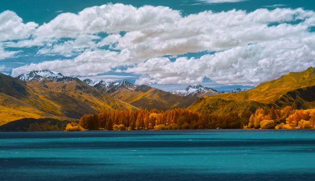 сценический вид на озеро вакатипу, новая зеландия - moody sky outdoors digital composite sunset стоковые фото и изображения
