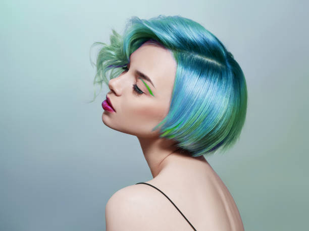 Portrait of a woman with bright colored flying hair, all shades of blue purple. Hair coloring, beautiful lips and makeup. Hair fluttering in the wind. Sexy girl with short hair. Professional coloring retrato de una mujer con el pelo volador de color esbrillante, todos los tonos de azul púrpura. coloración del cabello, hermosos labios y maquillaje. cabello revoloteando en el viento. chica sexy con el pelo corto. coloración profesional