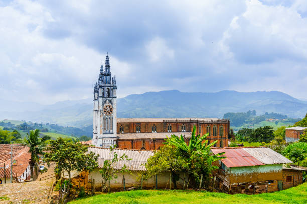 vue sur l'église blanche dans la ville coloniale de jerico, colombie - old roof cathedral door photos et images de collection