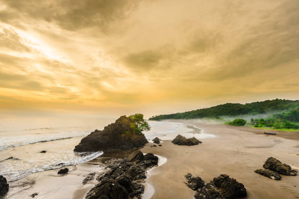 piękny zachód słońca na plaży almejal na wybrzeżu oceanu spokojnego w regionie choco przez el valle obok bahia solano w kolumbii - sunset beach flash zdjęcia i obrazy z banku zdjęć