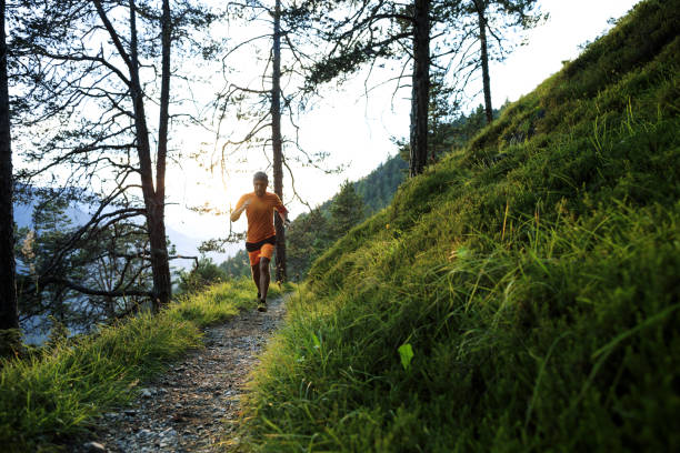 sendero del hombre corriendo en la montaña: los dolomitas - sella pass fotografías e imágenes de stock