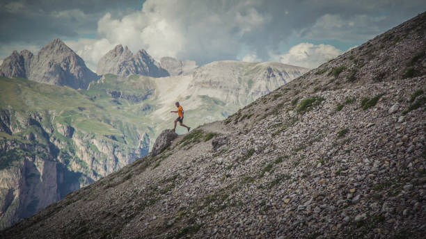 sendero del hombre corriendo en la montaña: los dolomitas - sella pass fotografías e imágenes de stock