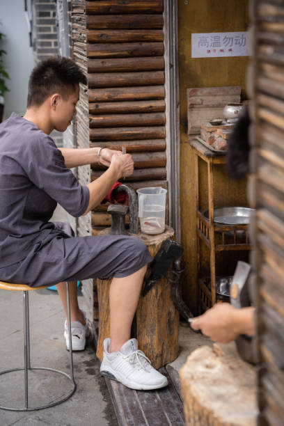 craftsman from xian muslim quarter - islam people xian focus imagens e fotografias de stock