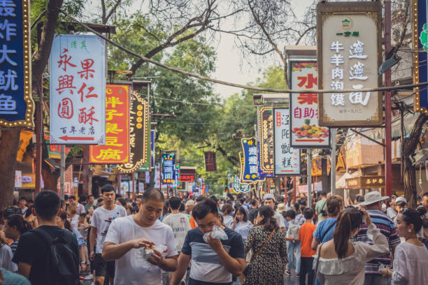 folla nel quartiere musulmano di xian - shaanxi province immagine foto e immagini stock