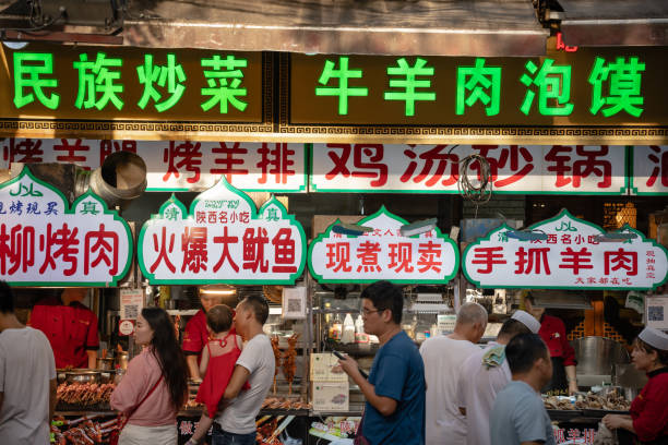 продовольственные киоски в мусульманском квартале в сиане - xian audio стоковые фото и изображения