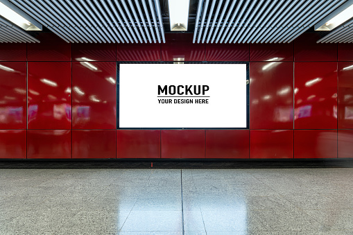 Cartelera en blanco ubicada en la sala subterránea o metro para publicidad, concepto de maqueta, obturador de baja velocidad de luz photo