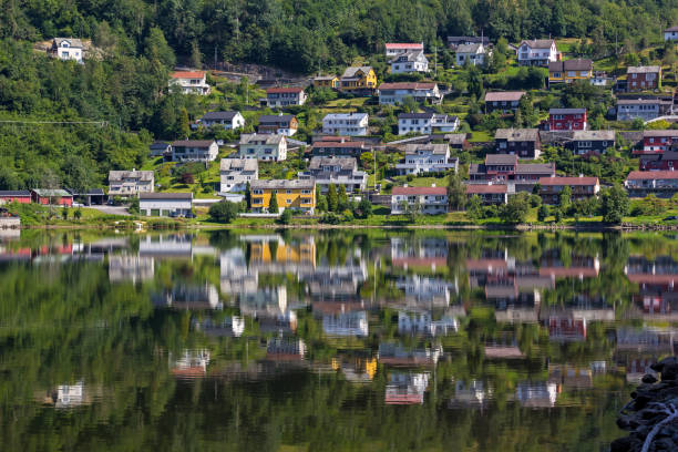 작은 마을 노르하임드(norheimsund)의 전경을 조망하실 수 있습니다. 집은 잔잔한 물에 반영됩니다. - norheimsund 뉴스 사진 이미지
