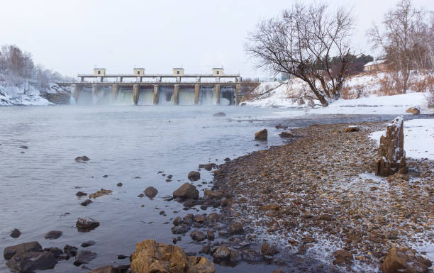 冬の川のダム凍結水雪と氷、冷たい一日は水から半蒸気 - unfrozen ストックフォトと画像