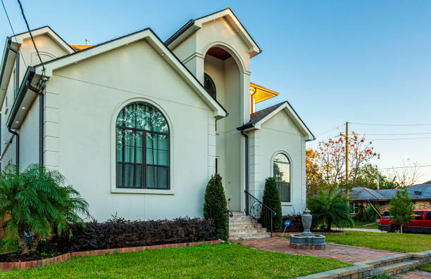 Southern style American mansion along Bellaire Drive, New Orleans New Orleans, USA - Dec 13, 2017: Southern style American mansion along Bellaire Drive. Wide-angle view from street level with late-afternoon lighting. driveway colonial style house residential structure stock pictures, royalty-free photos & images