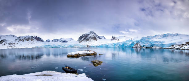 panorama des smeerenburger gletschers spitzbergen - insel spitzbergen stock-fotos und bilder