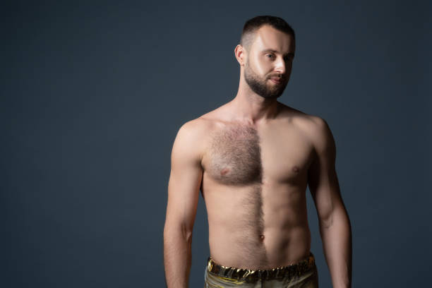 petto maschio peloso rasato su una metà. sganciato il corpo dell'uomo. l'uomo si rade la pancia e il seno. - hairy men shaving chest foto e immagini stock