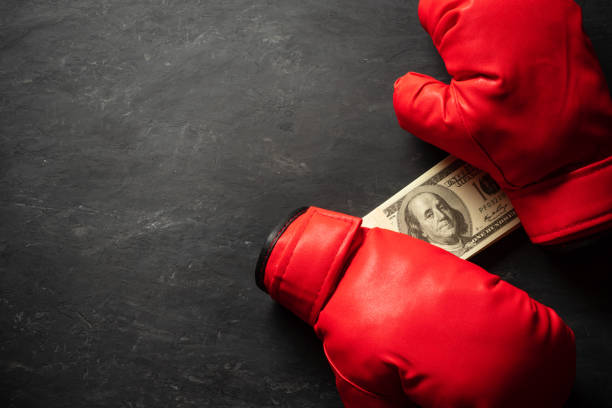 boxing gloves tiene la banconota da dollaro. - cash box immagine foto e immagini stock