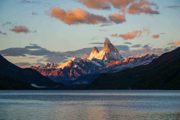 vista panoramica del monte fitz roy a el chalten, argentina - mt fitz roy foto e immagini stock