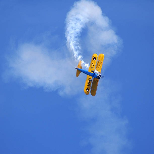 einen aerobic stunt stearman kaydet doppeldecker - luftfahrtschau stock-fotos und bilder