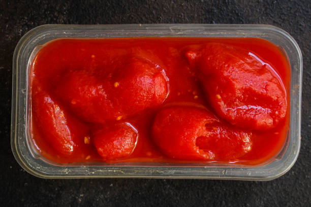 томатный соус, помидоры без кожи - красные и спелые фрукты нарезанные, концептуальные. пищевой фон. копировать пространство - skinless стоковые фото и изображения