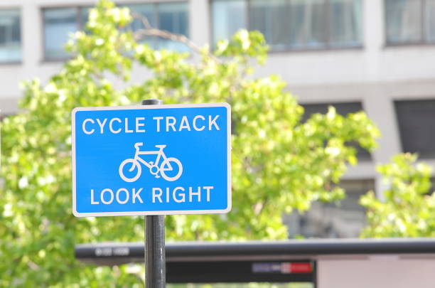 segnale pista ciclabile londra regno unito - bicycle london england cycling safety foto e immagini stock