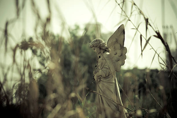 roto estatua del ángel - sculpture gothic style grave spooky fotografías e imágenes de stock