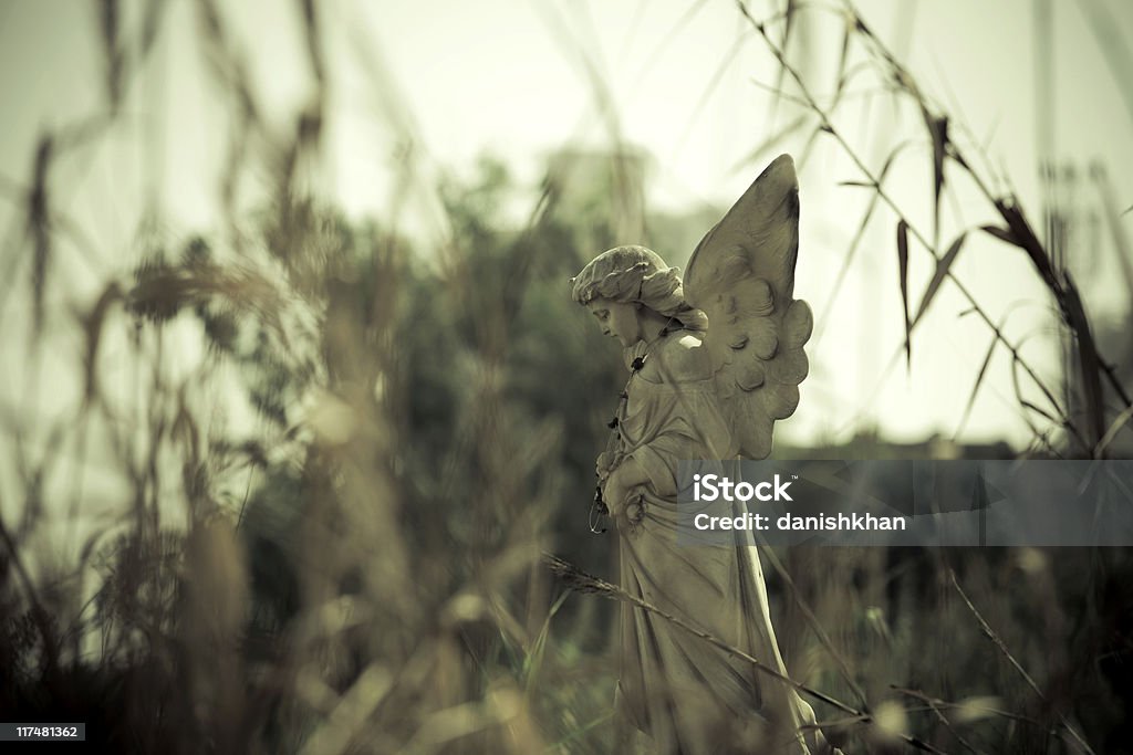 Statua di angelo rotto - Foto stock royalty-free di Cimitero