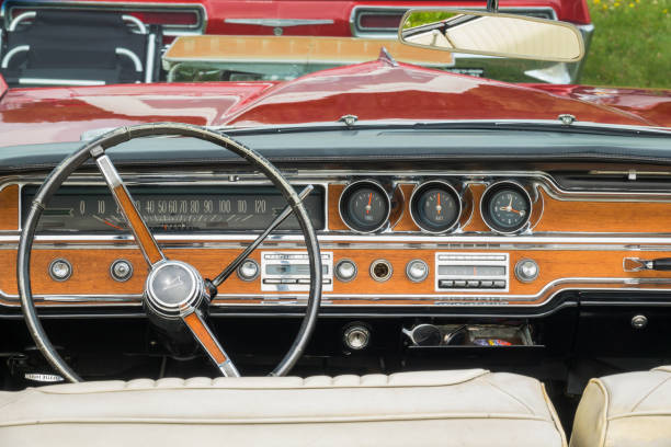 古いアメリカのクラシックカーのダッシュボード - collectors car dashboard odometer mode of transport ストックフォトと画像