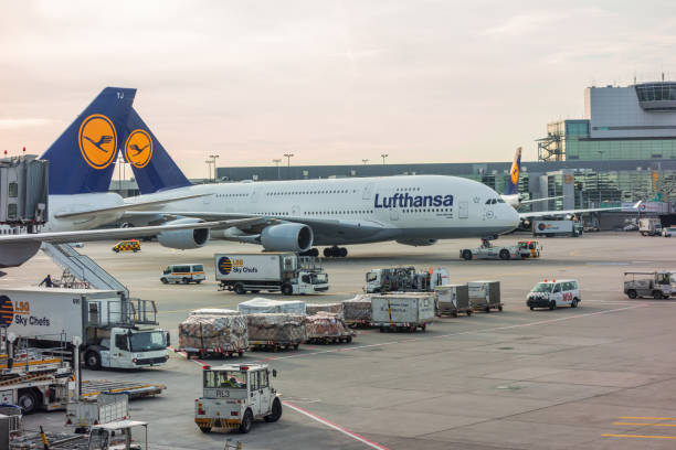 引っ張りで空港からタクシーを引っ張る旅客機 - germany bavaria horsedrawn covered wagon ストックフォトと画像