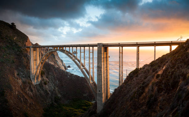 bixby bridge le long de l'autoroute 1 au coucher du soleil, big sur, californie, etats-unis - bixby bridge photos et images de collection