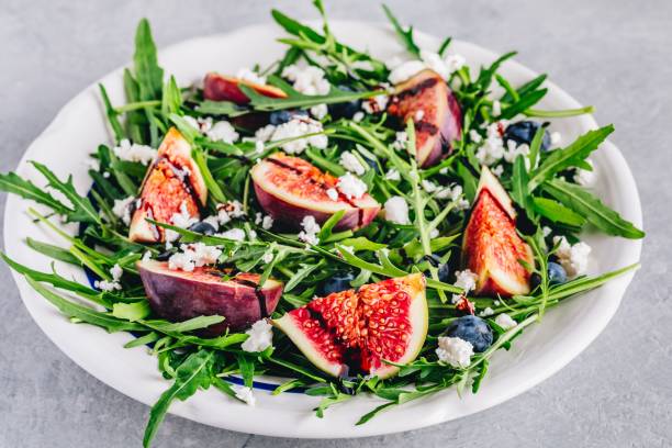 arugula salad with figs, blueberries and goat cheese, balsamic sauce dressing - vinegar salad dressing balsamic vinegar olive oil imagens e fotografias de stock