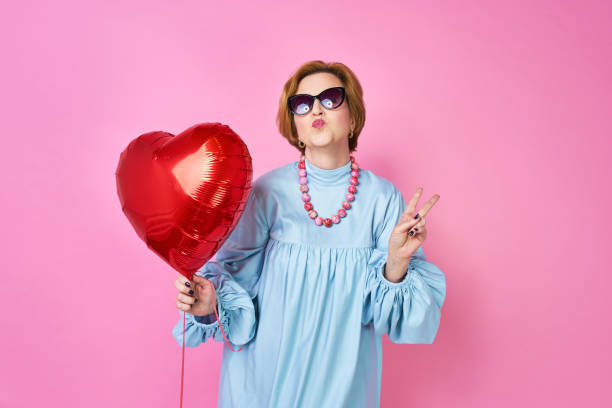 bella vecchia funky soffia un bacio. anziani. un avamposto per siti di incontri, un'agenzia di matrimoni - shock grandmother surprise senior adult foto e immagini stock