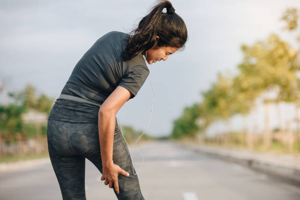 unga kvinnor sport har lår muskler skada, hälsa concept - runner holding legs bildbanksfoton och bilder