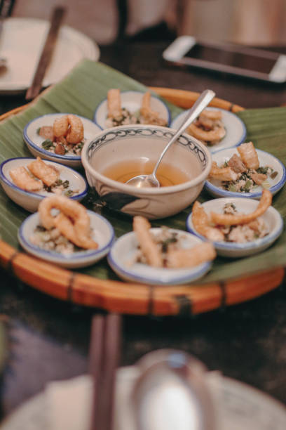 Banh Beo is vietnam food traditional VIETNAM food in mini dish rice pancake with local spice dried shrimp top served in bamboo basket tray with mild clear source and fresh green clean vegetable as app banh beo es alimento vietnam comida tradicional vietnam comida en mini plato panqueque de arroz con la parte superior de camarones secos especias local servido en bandeja de cesta de bambú con fuente clara suave y verduras frescas limpias y verdes como ap