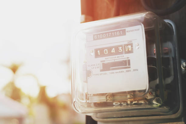 compteur d'alimentation électrique mesurant la consommation d'énergie. watt hour outil de mesure de compteur électrique au pôle, l'électricité extérieure pour une utilisation dans l'appareil ménager surveiller la consommation d'énergie électrique - electric motor audio photos et images de collection