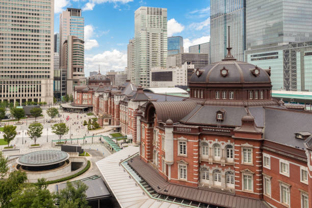 le bâtiment historique de la gare de tokyo, japon - tokyo station railroad station chiyoda ward building exterior photos et images de collection