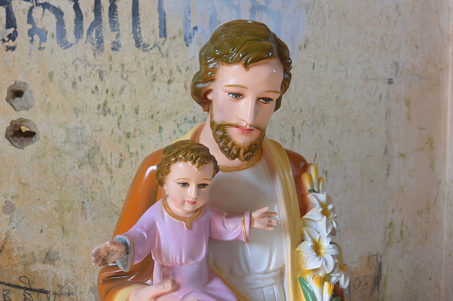 San José sostiene al niño Jesús, escultura, iglesia católica en las montañas de Phnom Bokor photo