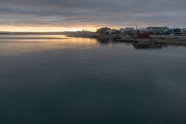 黎明的劍橋灣港 - 努勒維特地區 個照片及圖片檔