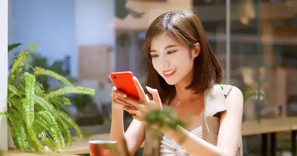 Young woman use mobilephone in coffee shop