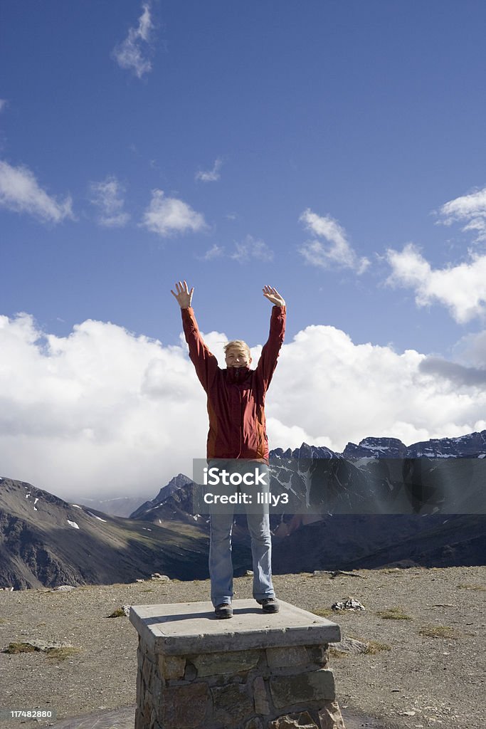 Jovem mulher no pico da montanha - Royalty-free 20-24 Anos Foto de stock