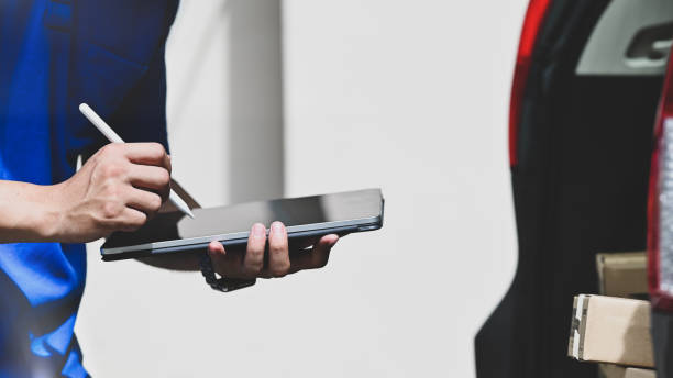 istock Closeup deliveryman checklist on digital tablet. 1174831839