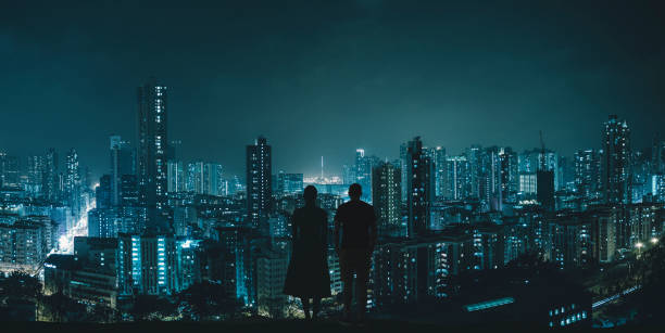 couple looking at city skyline - hong kong night china asia imagens e fotografias de stock