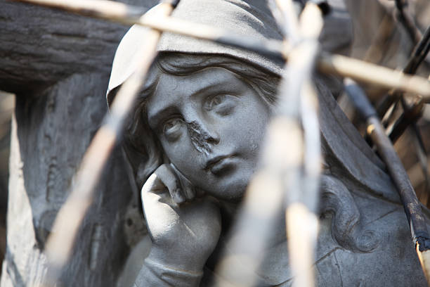 roto estatua del ángel - sculpture gothic style grave spooky fotografías e imágenes de stock