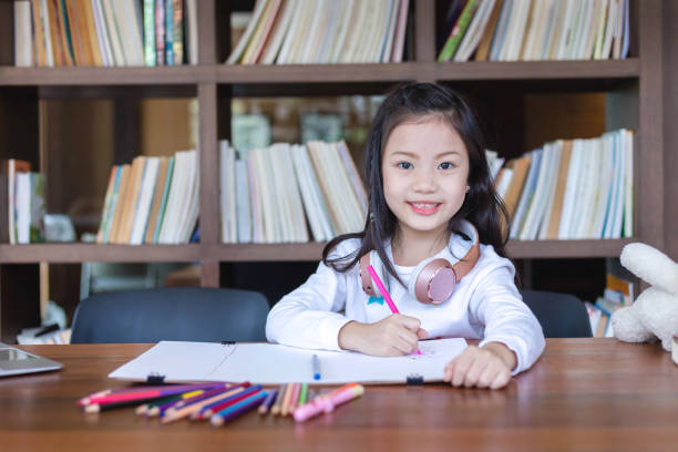 peinture de fille d'étudiant dans la bibliothèque à l'école. concept d'éducation et d'apprentissage. - brightly lit audio photos et images de collection