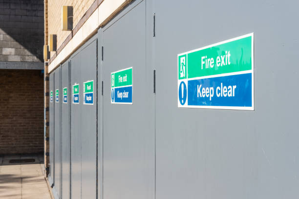 vista astratta delle porte fire exit viste sul retro di una galleria commerciale. - fire exit sign foto e immagini stock