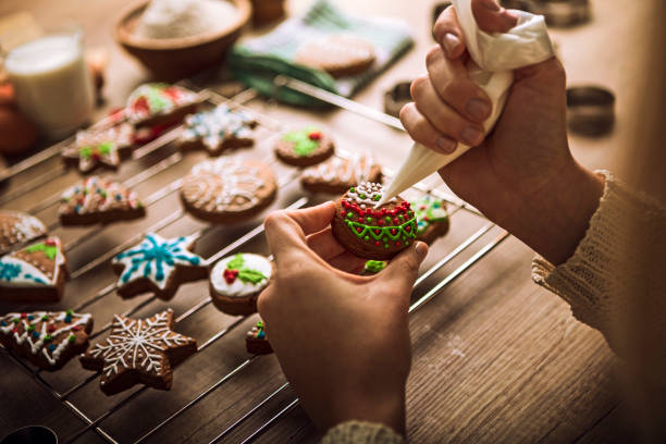 biscuits de pain d'épice de noel avec le sucre coloré savoureux - christmas christmas ornament human hand decoration photos et images de collection
