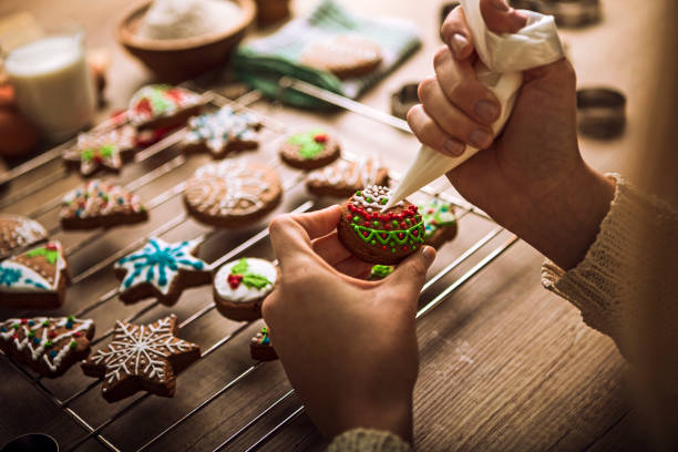 świąteczne ciasteczka z piernika z smacznym kolorowym cukrem - christmas christmas ornament human hand decoration zdjęcia i obrazy z banku zdjęć