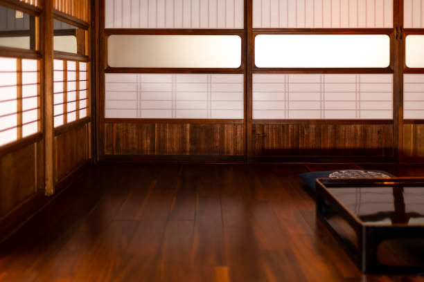 tradizionale giapponese machiya casa o ristorante ryokan con tavolo in legno laccato nero, cuscino cuscino e porte di carta scorrevole con luce morbida naturale luminoso - window cushion old built structure foto e immagini stock