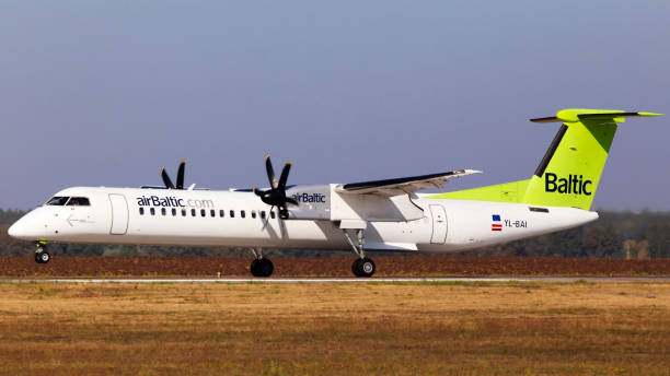 yl-bai air baltic bombardier dhc-8-400 landing on the runway - fuel and power generation air vehicle repairing airplane imagens e fotografias de stock