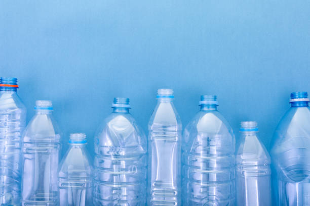 botellas de plástico - multi colored paper color image garbage fotografías e imágenes de stock