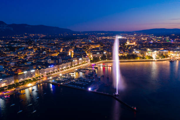 vista notturna aerea della fontana dell'acqua della città di ginevra in svizzera - geneva switzerland night city foto e immagini stock